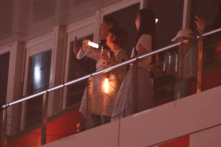 Selina（中）與妹妹任容萱被直擊於包廂欣賞動力火車演唱會。娛樂中心攝