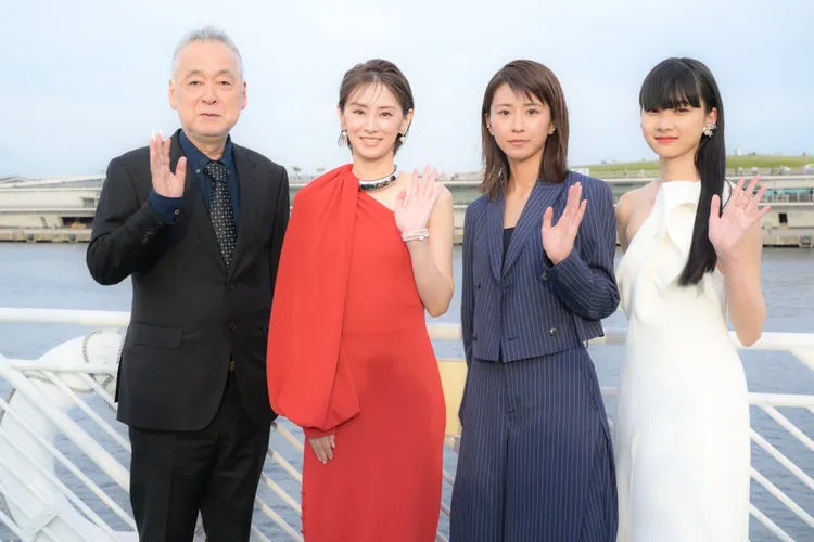 瀨瀨敬久（左起）執導的《未來》為閉幕片，與演員北川景子、黑島結菜、山崎七海一同出席。翻攝eiga_mirai X