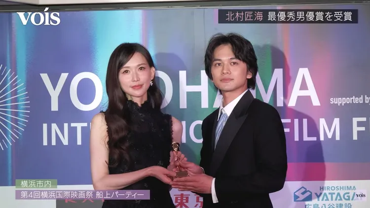 林志玲（左）頒發最佳男演員獎給北村匠海。翻攝voisjp YT