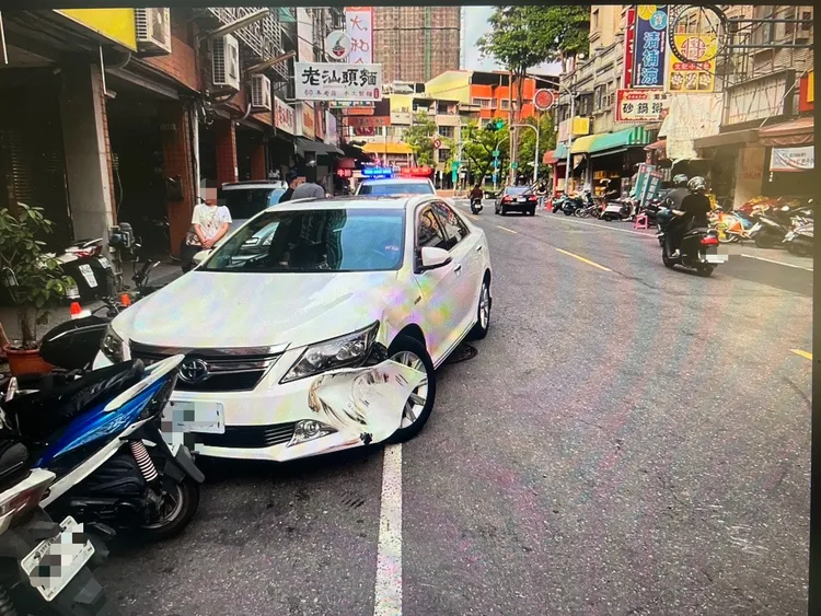路邊停車遭莊男擦撞。翻攝畫面