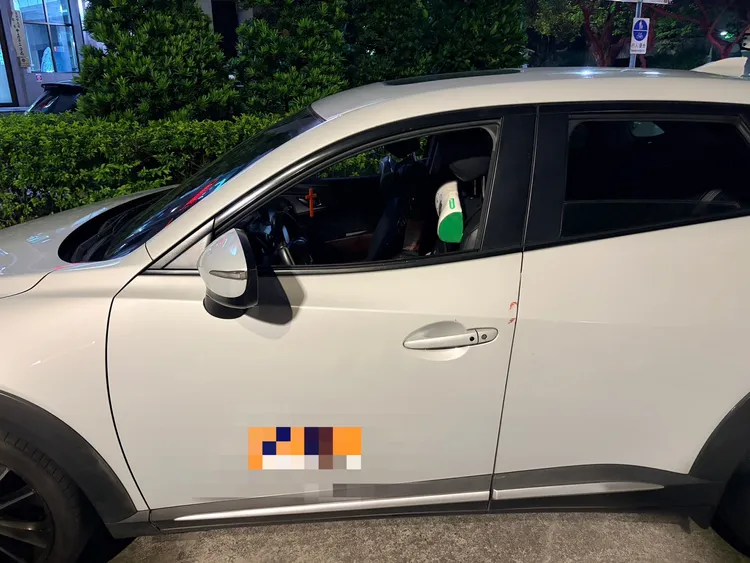 被害人當時在車上持手機錄影蒐證，騎士照樣拿起安全帽「敲車」打人。翻攝畫面