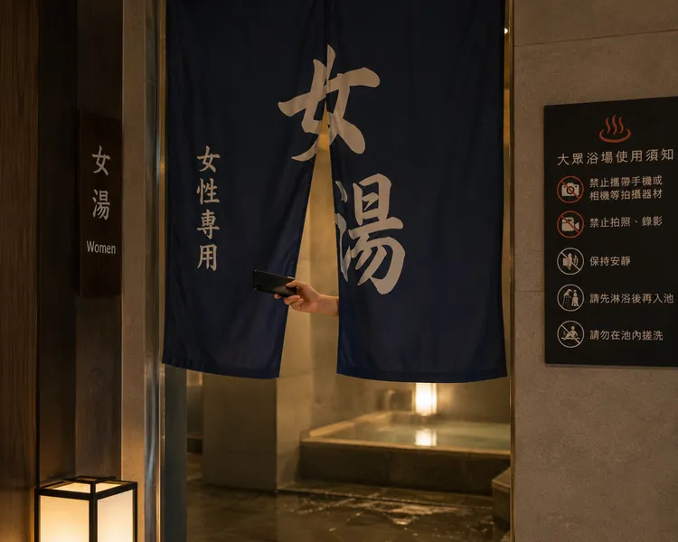 鄭先生的妹妹突然發現有隻手伸進門簾，且疑似拿著手機。示意圖
