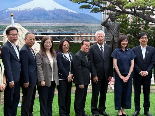 安倍夫人4度造訪紅毛港保安堂！率80位日本各界菁英向安倍紀念銅像致意