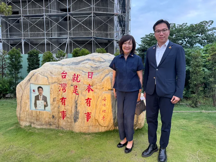 安倍昭惠在「台灣有事，就是日本有事」石碑前留影。林智鴻服務處提供