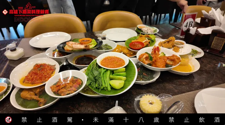 《高雄下酒菜料理競賽》評審團走訪雅加達德記茶室等多間百年老店，跨海為高雄啤酒音樂節選出最佳下酒料理。翻攝自影片