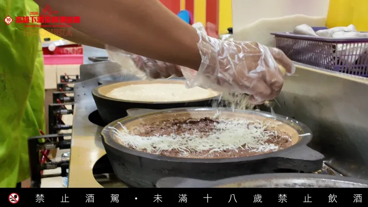 Martabak Bangka Toko Lily 印尼煎餅甜鹹三款齊備，獲評審團一致欽點進駐高雄啤酒音樂節。翻攝自影片