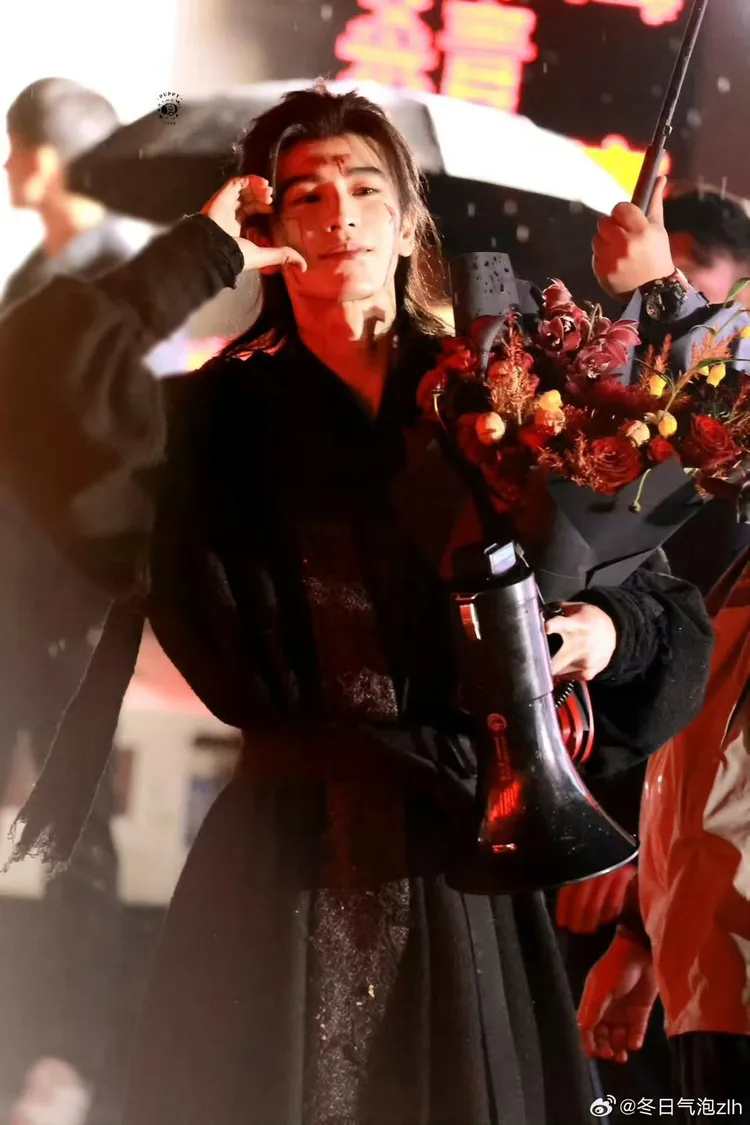 張凌赫拿著花束比心任粉絲拍攝。翻攝自微博