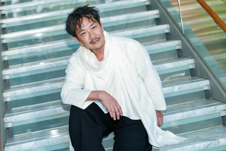 江俊翰從低谷爬出，正向看待人生和欠債。民視提供