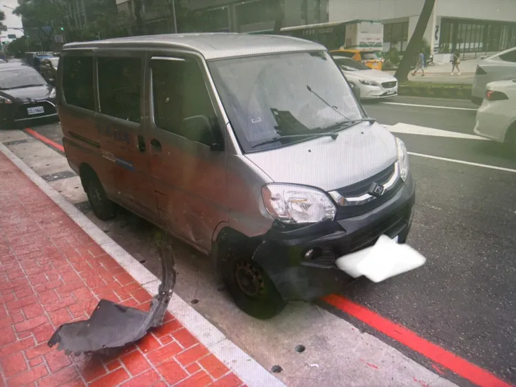 肇事駕駛棄車落跑。龜山警分局提供