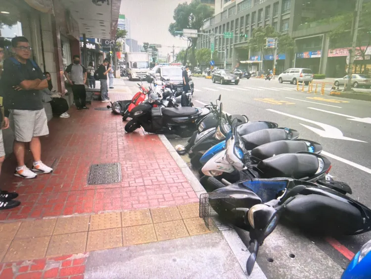 14輛機車遭撞倒。龜山警分局提供