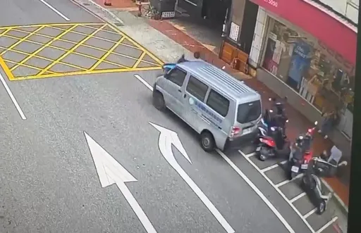 小貨車橫掃14輛機車！1路人受波及　肇事駕駛竟棄車落跑