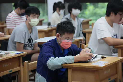什麼情況？國中會考測驗紙惹議　考生：到中間突然寫不上去