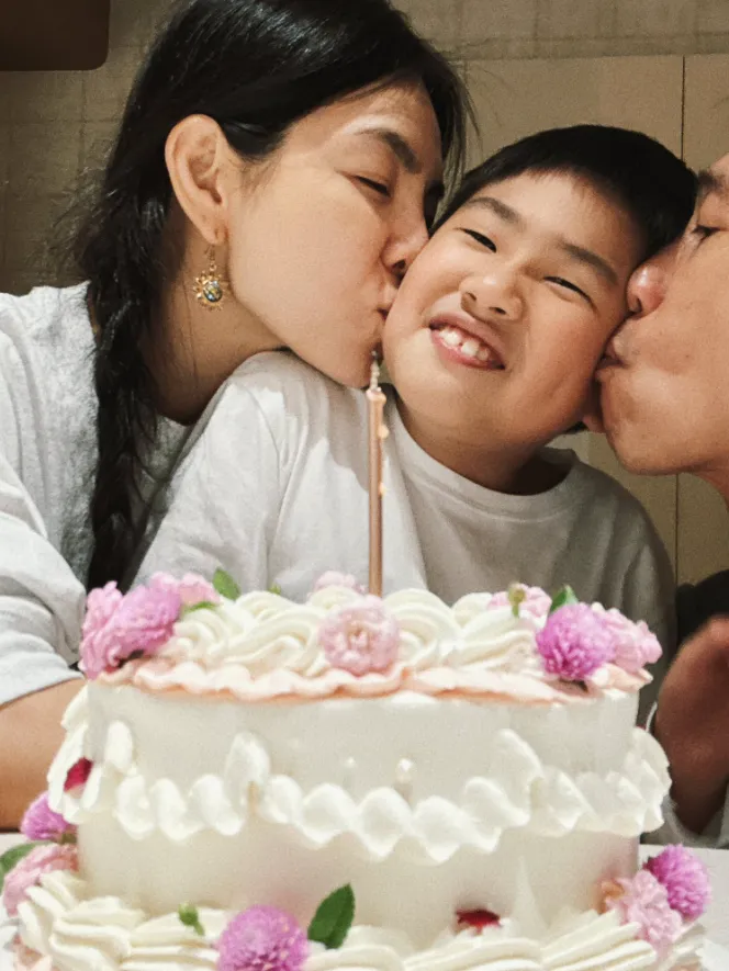Ella與老公親吻9歲兒子勁寶。翻攝Ella臉書