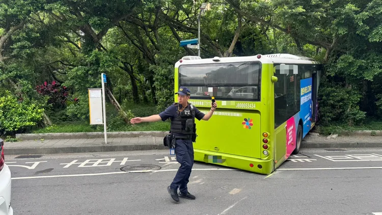 公車自撞山壁。翻攝畫面
