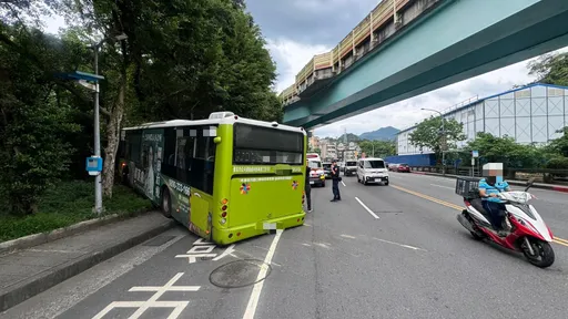 驚險！北市公車衝撞山壁　駕駛、2乘客輕傷