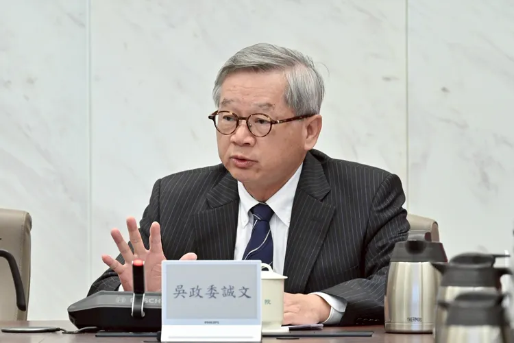 國科會主委吳誠文面對質詢時，公開澄清重申「國科會絕對沒有要廠商自己蓋電廠」。行政院提供