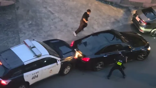 基隆毒品分裝場被抄！送貨男拒捕猛撞警車　驚險畫面曝光