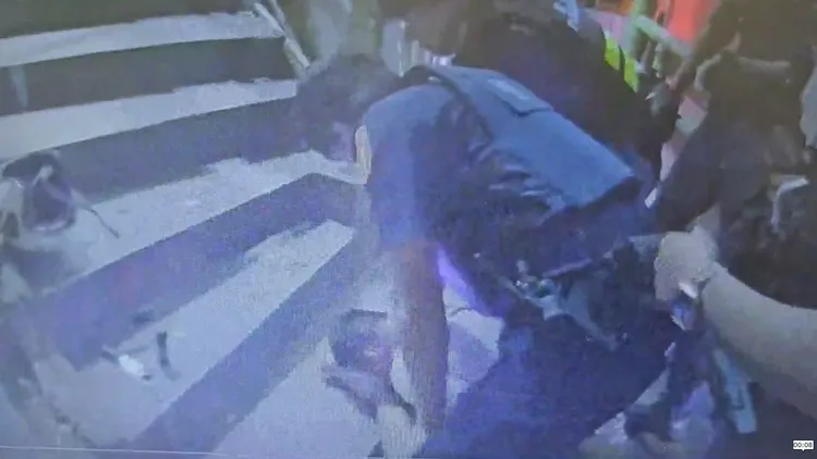 蔡男被噴灑辣椒水後才乖乖就範。翻攝照片