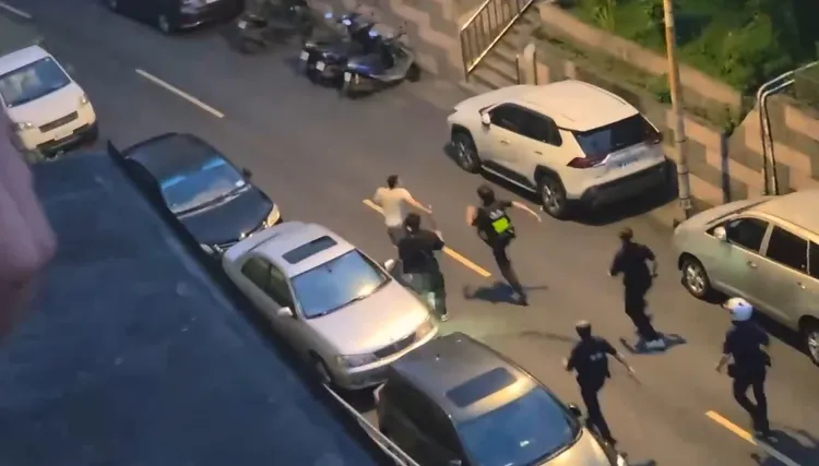 蔡男下車後開始拔腿狂奔。翻攝爆料公社