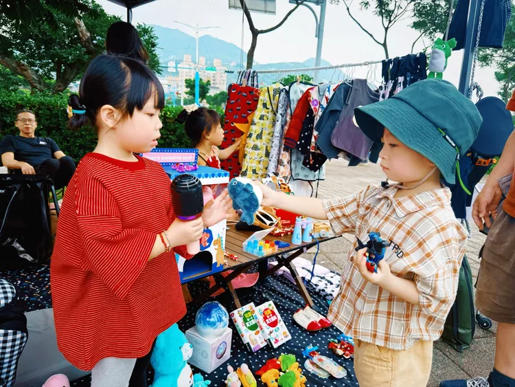 孩子們可化身小老闆，將玩具等二手好物交流，在「十三綠時尚X小樹市集」讓資源在親子之間流動再生。館方提供