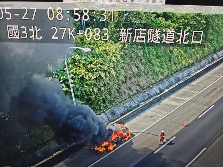 火燒車地點就在新店隧道口，國道監視器拍到黑煙瀰漫。翻攝畫面