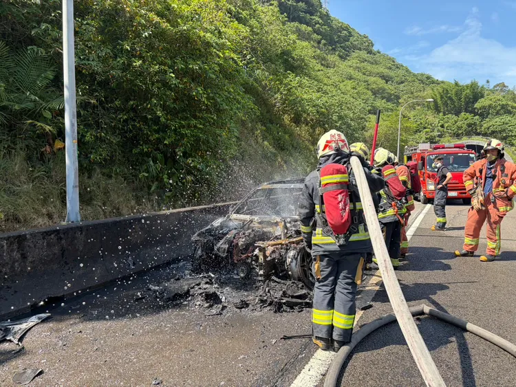 消防隊及時趕到將陷入火海的車輛撲滅，所幸車主及時逃生，未有人受傷。翻攝畫面
