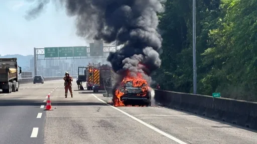 國3北上火燒車！駕駛逃生愛車秒變火球畫面曝光　上班車潮大回堵