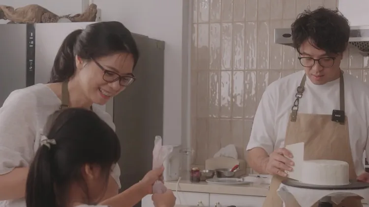 沈伯洋和女兒麻糬做蛋糕祝福曾心慧母親節快樂。翻攝自沈伯洋YouTube