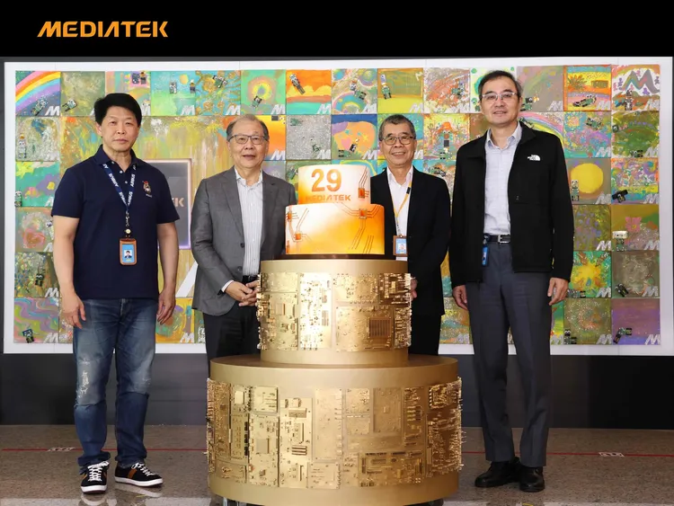 聯發科技高階主管們與特製的29週年晶片造型蛋糕合影。翻攝聯發科臉書粉專
