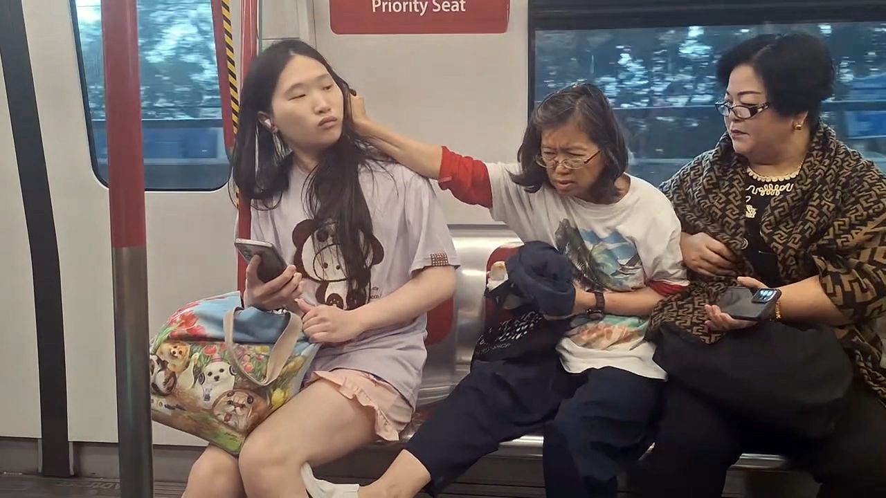 傻眼影片|老婦有座位還揪髮踩腳攻擊博愛座年輕女