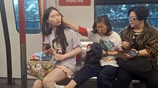 傻眼影片｜老婦有座位還揪髮踩腳攻擊博愛座年輕女