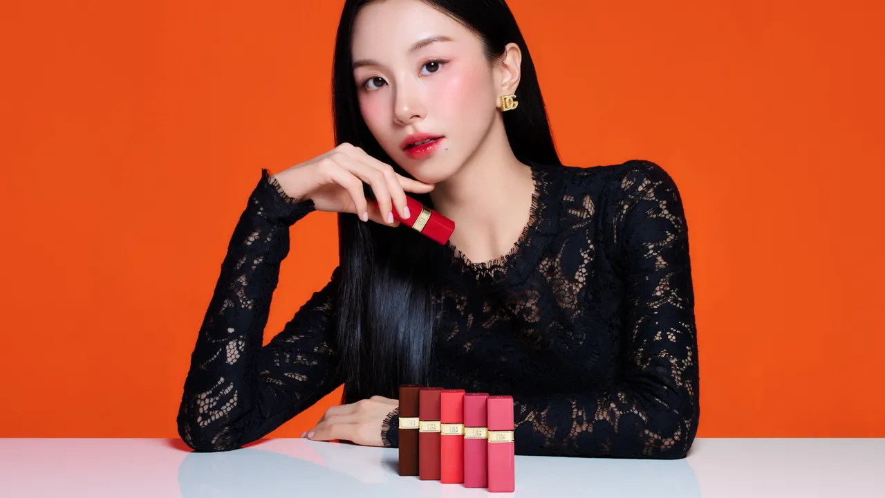 TWICE成員彩瑛示範DOLCE&GABBANA冰透果汁水唇釉，各1600元。品牌提供