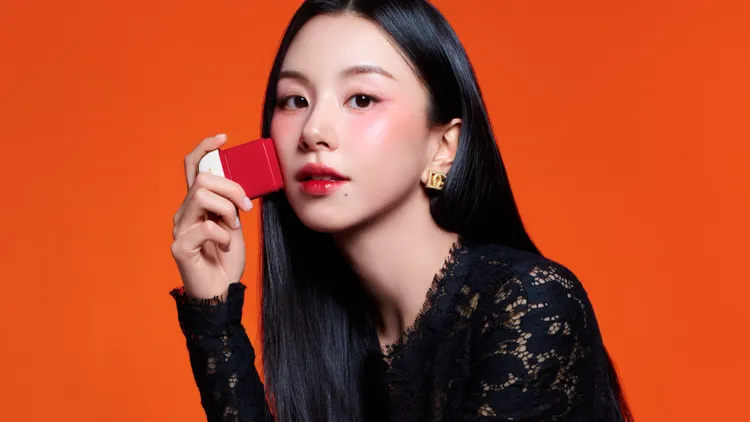 TWICE成員彩瑛示範DOLCE&GABBANA柔光果漾頰彩棒#04晨曦暖紅。品牌提供