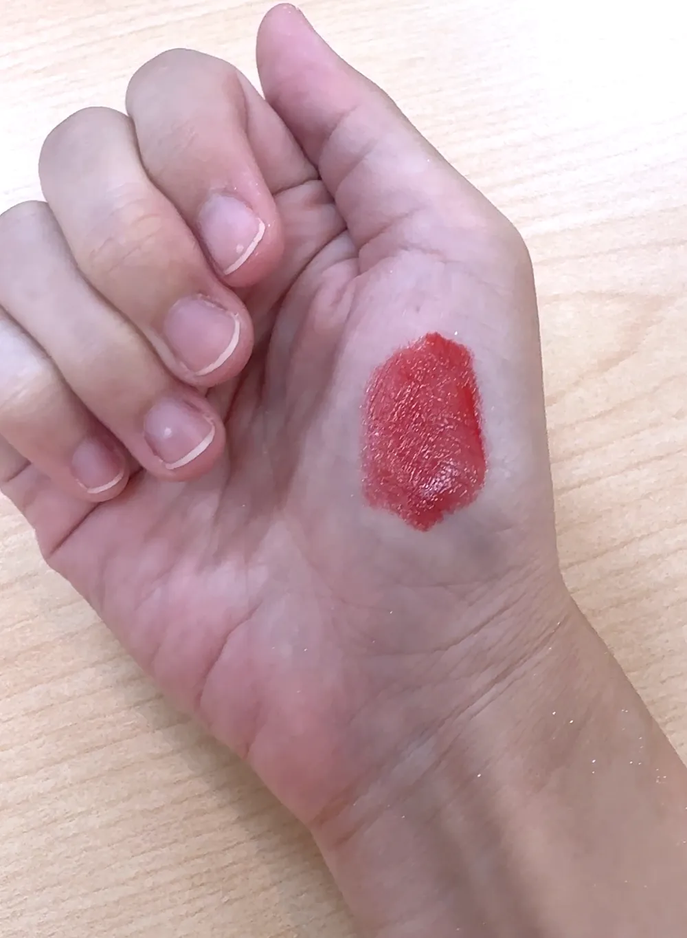 DOLCE&GABBANA冰透果汁水唇釉#04石榴果凍。張家玲攝