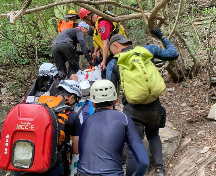 救難人員冒著崎嶇地形搬運張婦，送醫後仍宣告不治，這也是瑪家鄉秘境6天內第2死。民眾提供