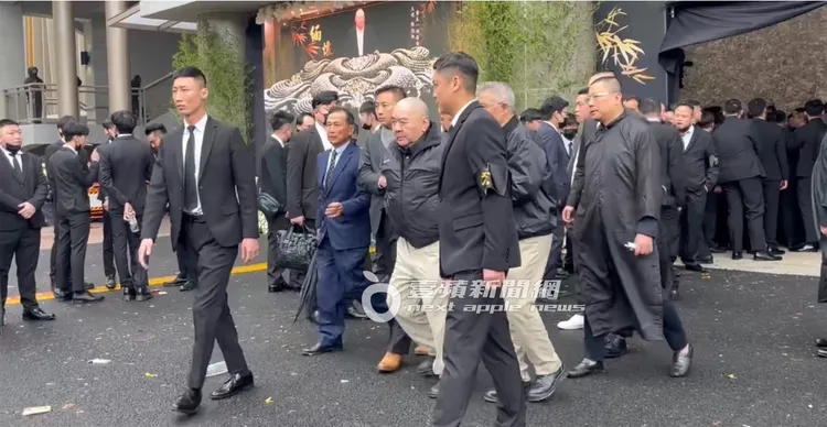 已故竹聯幫主黃少岑去年3月告別式，尹衍樑由友人攙扶離開。特勤中心攝