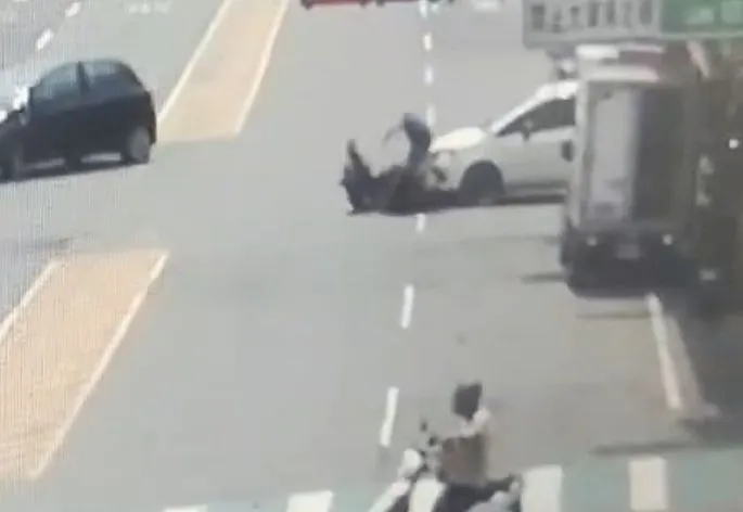 機車遭巷口駛出的小客車撞倒。翻攝畫面