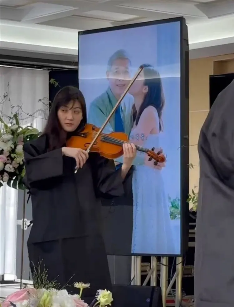 林逸欣穿著黑色孝服，拉小提琴送爸爸最後一程。翻攝顏純左臉書