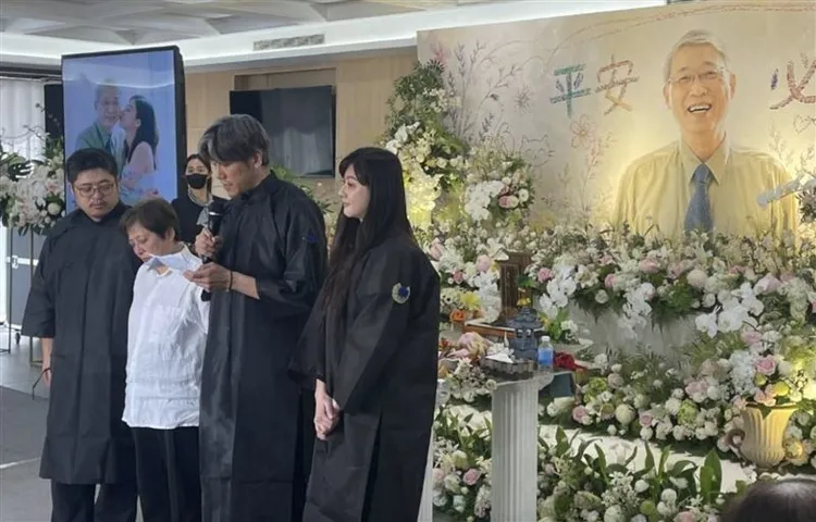 林逸欣（右）和家人在爸爸林春銘告別式悲痛致詞。翻攝顏純左臉書