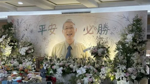 林逸欣名醫爸告別式曝光！她拉琴淚送　遺照背景字藏父女情