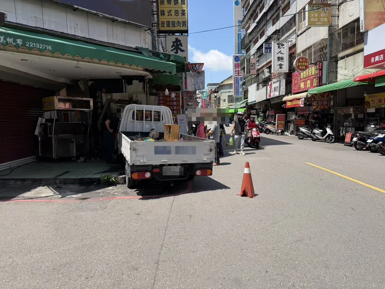 小貨車不明原因衝進商家。民眾提供