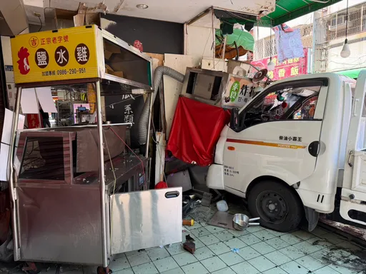 台中小貨車撞進甘梅薯條攤位　網友發文釣出闆娘留言「哭哭」