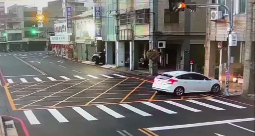 彰化醉男開車險衝民宅騎樓　橫停大馬路呼呼大睡近1小時被逮