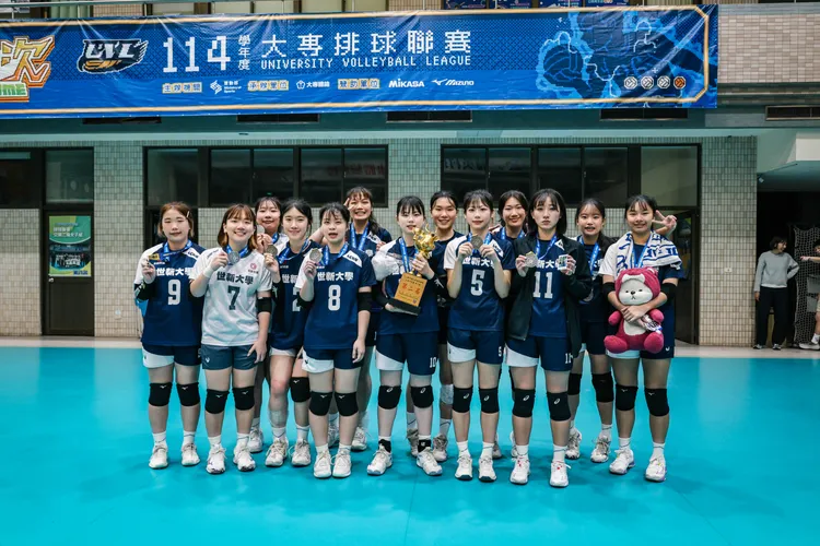 世新女排首年參賽即勇奪UVL大專排球聯賽公開二級亞軍。永慶房屋提供