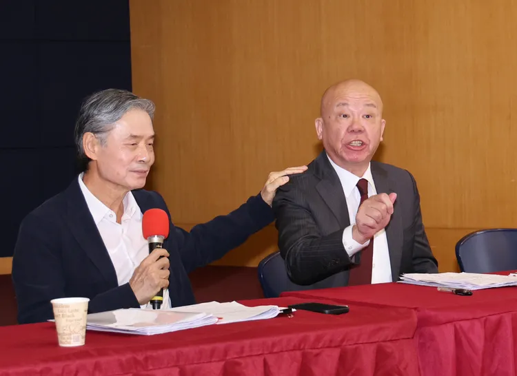 基金會顧問廖繼斌（右）因不滿現場「會計人」質疑，當場憤怒回擊。莊宗達攝