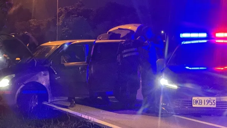 苗栗警分局員警10日晚間發現違規車輛欲攔檢，追逐過程2車發生碰撞。民眾提供