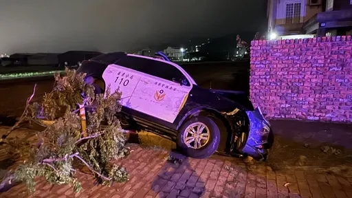 追違規車失控撞進水溝　苗栗2警員受傷送醫