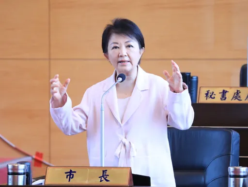 台中廢棄床墊疊成長城、市府員工輕生！立委：盧秀燕人設破功