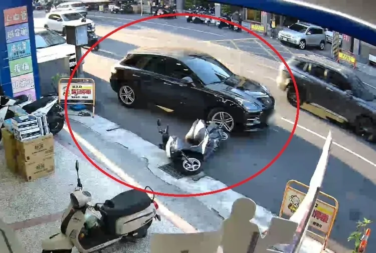 保時捷路邊停車不慎撞倒機車。民眾提供