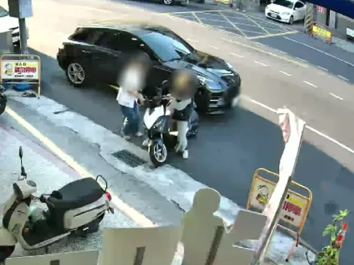 保時捷路邊停車撞倒機車　女駕駛扶起後竟跑了！畫面全都錄